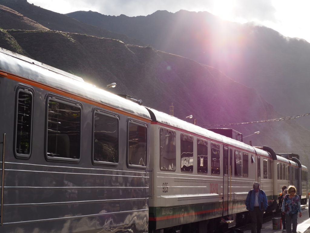 Bus a Ollantaytambo y tren a Machu Picchu en un solo servicio.